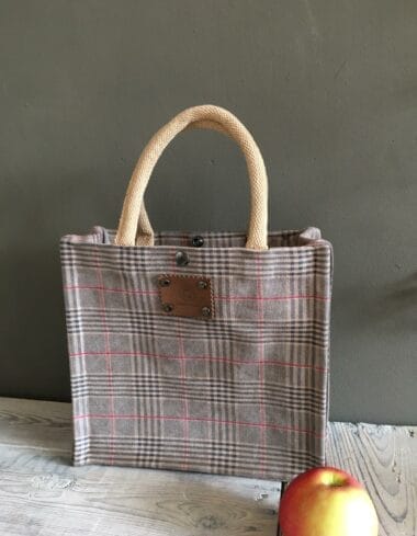 Handtas bekleed met geruite suedine