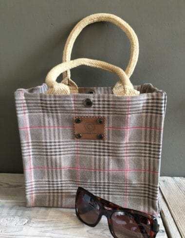 Kleine jute tas bekleed met geruite suedine