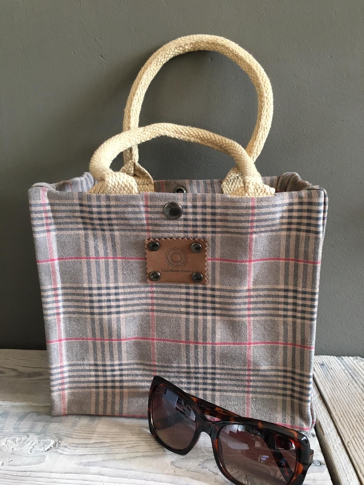 Kleine jute tas bekleed met geruite suedine