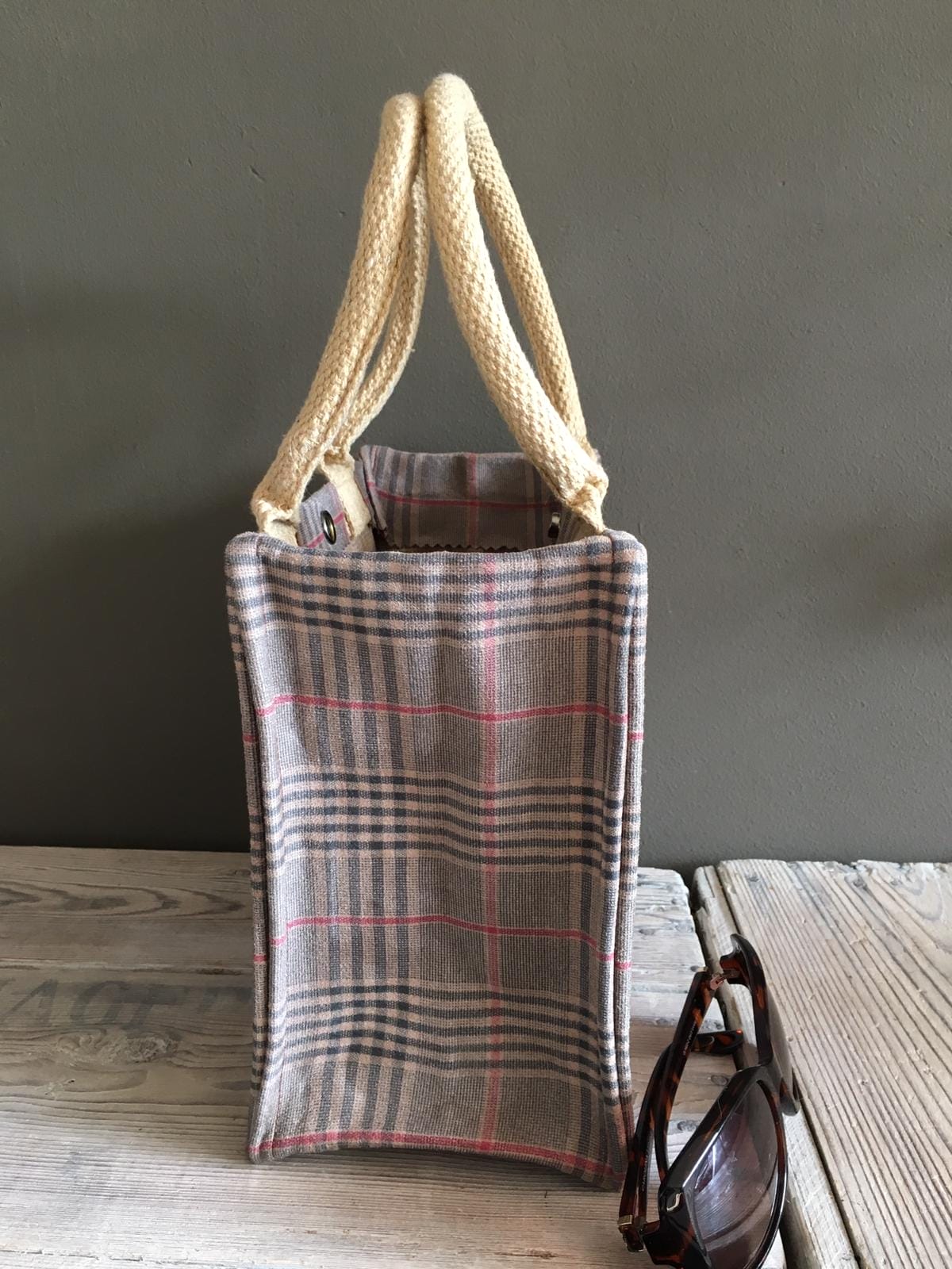 Kleine jute tas bekleed met geruite suedine - Afbeelding 2