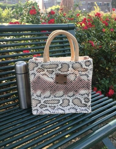 Handtas bekleed met leatherlook slangenprint roze met een vleugje goud