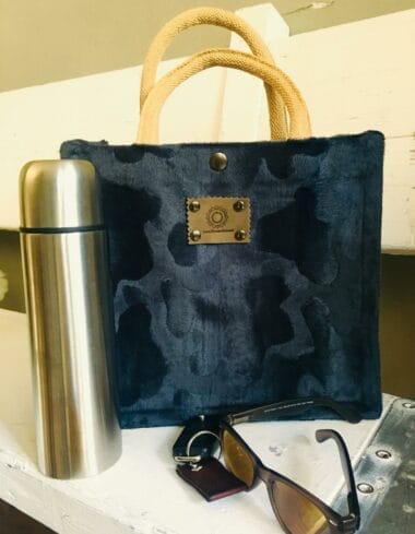 Handtas bekleed met bontachtige donker petrolgroene stof