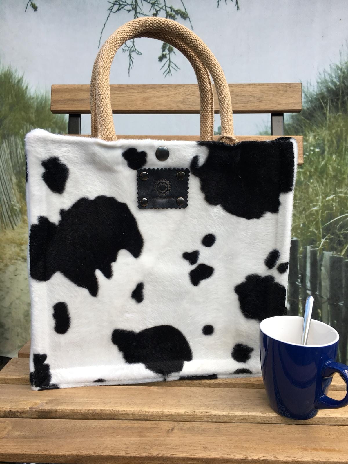 Handtas bekleed met bontachtige zwart witte koeienprint
