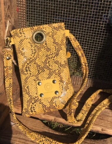 Cross-over festivaltasje van geel/zwarte leatherlook slangenprint