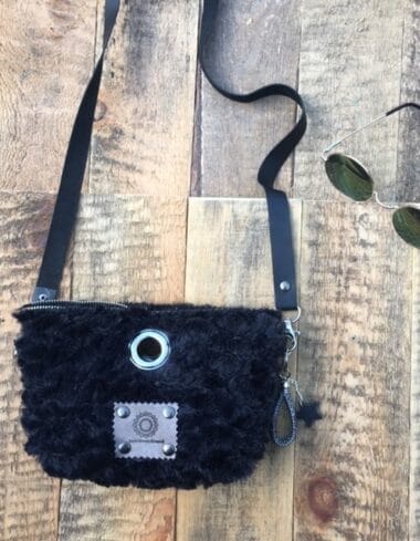 Cross-over van zachte zwarte fake bont met verstelbare riem