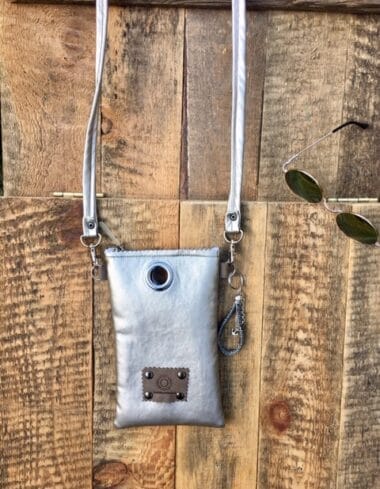 Cross-over handmade feesttasje in zilverkleurig leatherlook