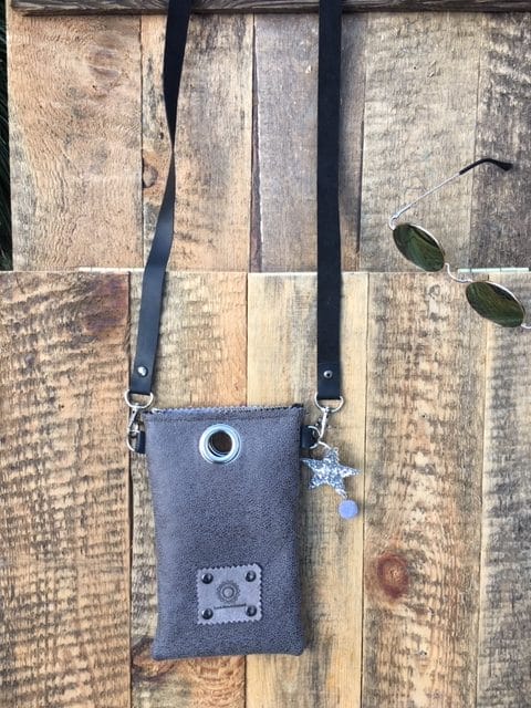 Festivaltasje met lang hengsel van grijze leatherlook