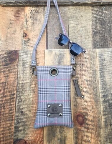 Cross-over handmade festivaltasje in geruite suedine-achtige stof