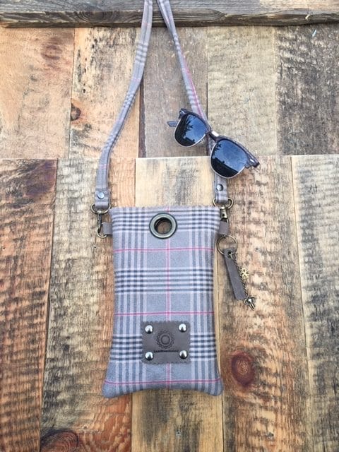 Cross-over handmade festivaltasje in geruite suedine-achtige stof