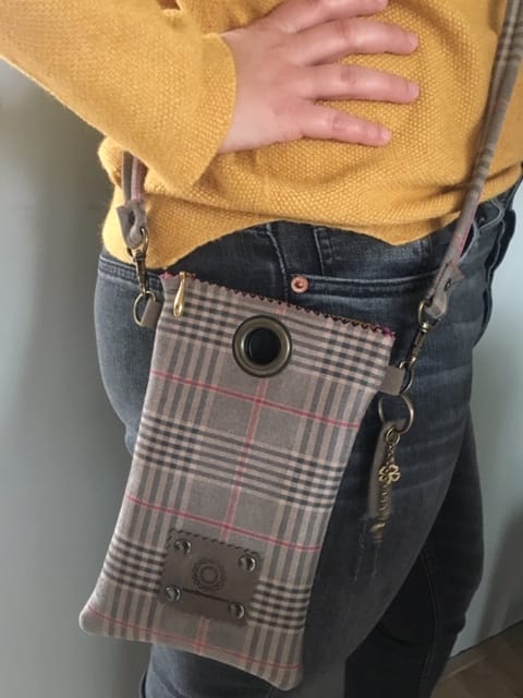 Cross-over handmade festivaltasje in geruite suedine-achtige stof - Afbeelding 2