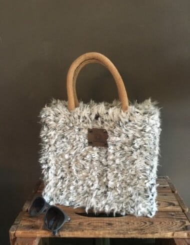 Handtas bekleed met lichtgrijze langharige fake fur