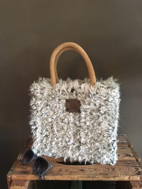 Handtas bekleed met lichtgrijze langharige fake fur
