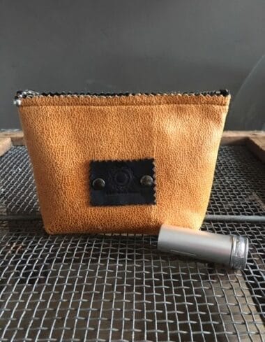 Make-up tasje met ritsje van mosterdgele leatherlook.