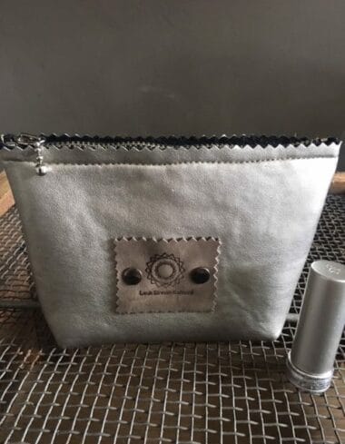 Make-up tasje met ritsje van zilverkleurige leatherlook.