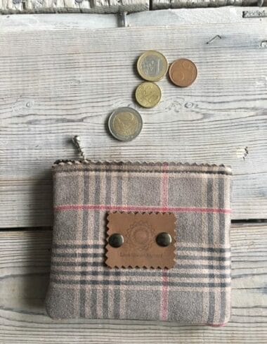 Portemonneetje met ritsje van geruite suedine