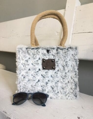 Kleine jute tas bekleed met superzachte grijswitte bontachtige stof