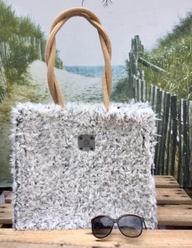 Duurzame jute shopper bekleed met langharige lichtgrijze fake fur