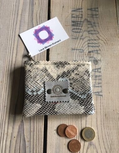 Portemonneetje met ritsje van beige grijze leatherlook slangenprint