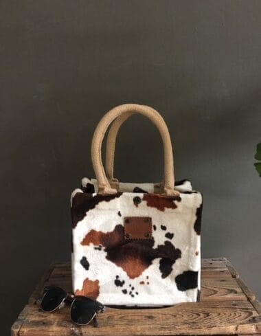 Kleine jute tas bekleed met bontachtige stof in bruinbonte koeienprint