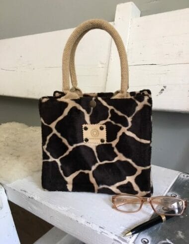 Kleine jute tas bekleed met bontachtig donkerbruine giraffeprint