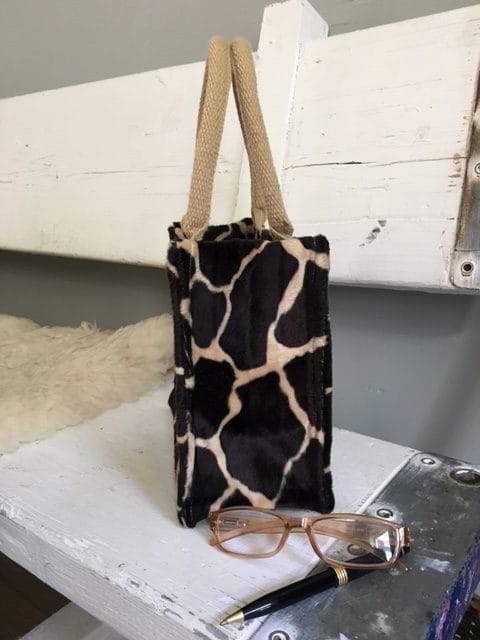 Kleine jute tas bekleed met bontachtig donkerbruine giraffeprint - Afbeelding 2