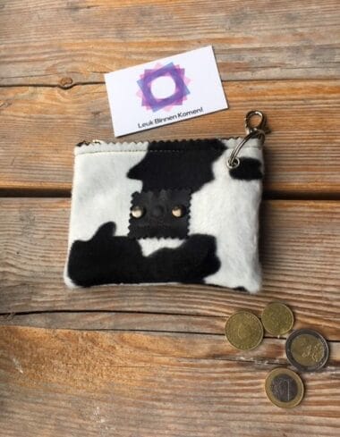Portemonneetje met sleutelhanger van bontachtige zwart witte koeienprint