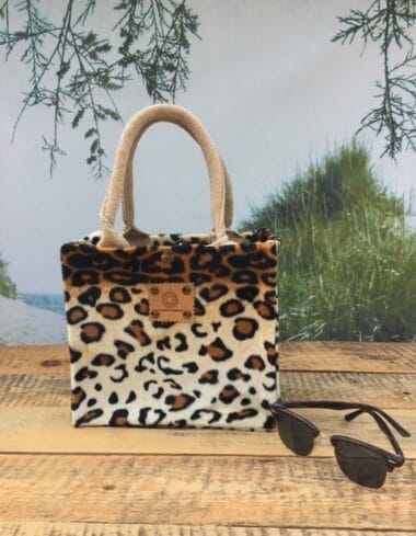 Kleine jute tas bekleed met bontachtige stof in luipaardprint