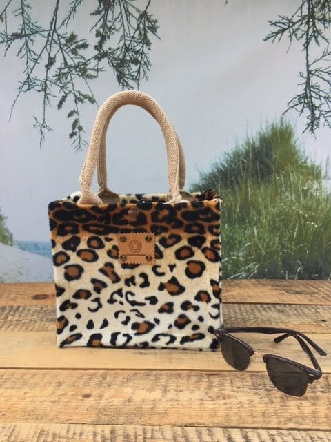 Kleine jute tas bekleed met bontachtige stof in luipaardprint