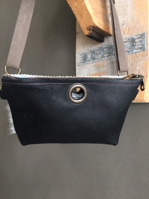 Heuptasje van koeienhuid en zwart leer, met verstelbare leren riem - Afbeelding 3