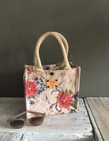 Kleine jute tas bekleed met lichtbruine suedine 'classic flower'