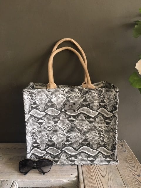Duurzame shopper bekleed met grijze leatherlook slangenprint