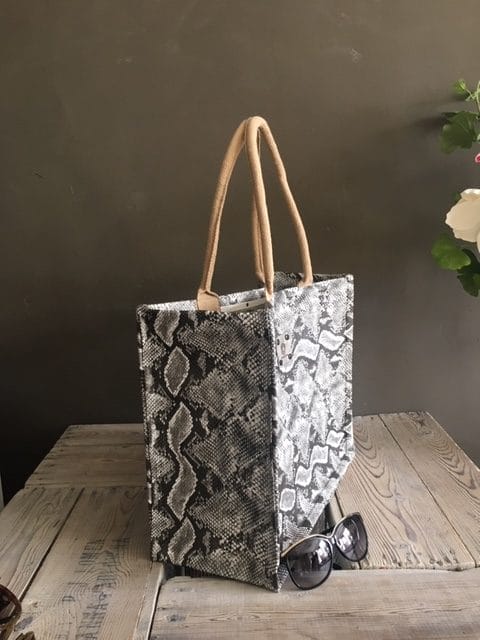 Duurzame shopper bekleed met grijze leatherlook slangenprint - Afbeelding 2