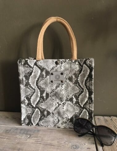 Handtas bekleed met grijze leatherlook slangenprint