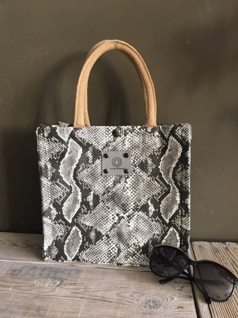 Handtas bekleed met grijze leatherlook slangenprint