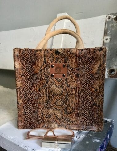 Handtas bekleed met roestbruine leatherlook slangenprint