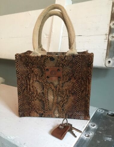 Kleine jute tas bekleed met roestbruine leatherlook slangenprint