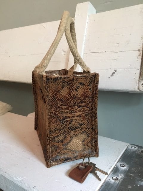 Kleine jute tas bekleed met roestbruine leatherlook slangenprint - Afbeelding 3