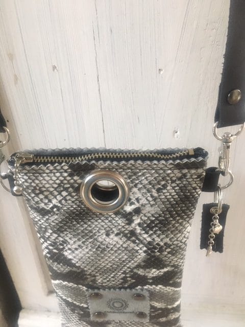 Cross-over festivaltasje van grijze leatherlook slangenprint, langwerpig - Afbeelding 4