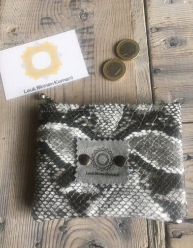 Portemonneetje met ritsje van grijze leatherlook slangenprint