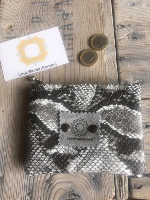 Portemonneetje met ritsje van grijze leatherlook slangenprint