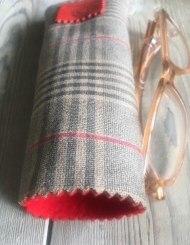 Brilhoesje van mooie geruite grijs beige suedine