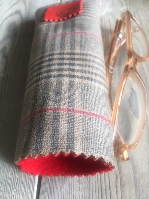 Brilhoesje van mooie geruite grijs beige suedine