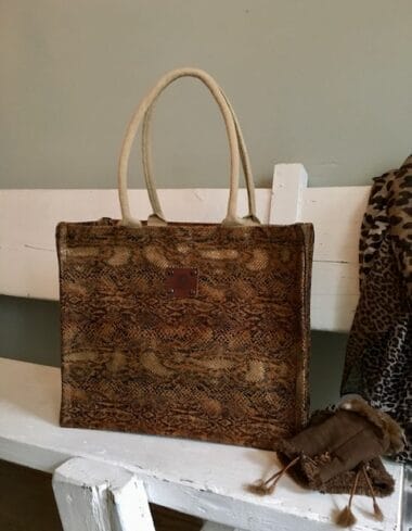 Duurzame shopper bekleed met roestbruine leatherlook slangenprint