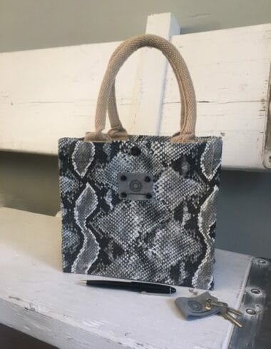 Kleine jute tas bekleed met grijze leatherlook slangenprint
