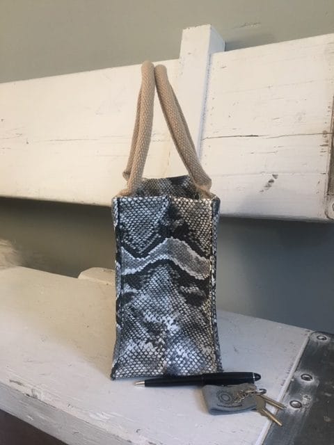 Kleine jute tas bekleed met grijze leatherlook slangenprint - Afbeelding 2