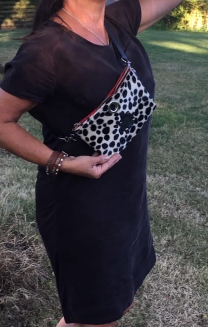 Heuptasje van bontachtige stof in beige zwarte cheetahprint - Afbeelding 2