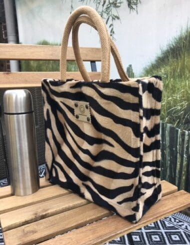 Handtas bekleed met bontachtige zwart beige zebraprint