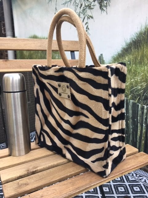 Handtas bekleed met bontachtige zwart beige zebraprint
