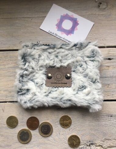 Portemonneetje van superzachte bontachtige grijs witte stof