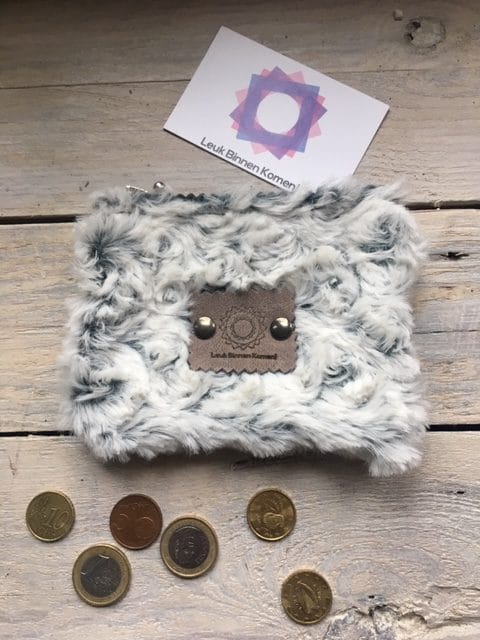 Portemonneetje van superzachte bontachtige grijs witte stof